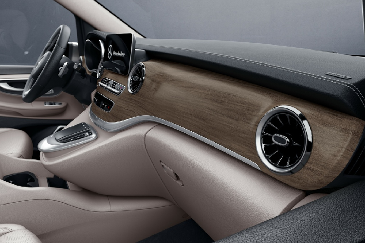 Hai phiên bản V 250 tại Việt Nam được trang bị động cơ 2.0L, sản sinh công suất 211 mã lực tại 5.500 vòng/phút và mô-men xoắn 350 Nm ở 1.200-4.000 vòng/phút.