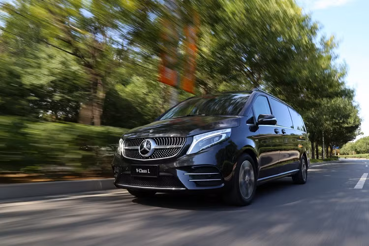 Tương tự phiên bản toàn cầu, V-Class 2021 tại Trung Quốc cũng được thay đổi nhẹ ở thiết kế, bổ sung màu sơn, cập nhật mâm mới bên cạnh hộp số 9 cấp 9G-Tronic và hệ thống treo khí nén AirMatic. Tính năng an toàn cũng được cập nhật thêm hệ thống phanh chủ động và đèn pha tự động.