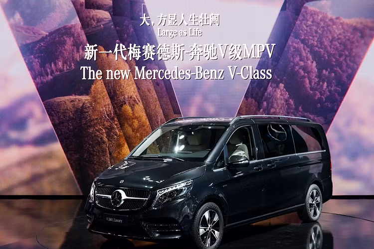 Mercedes-Benz vừa giới thiệu chiếc V-Class 2021 tại Triển lãm Ôtô Bắc Kinh 2020. Khác với bản toàn cầu, Mercedes-Benz V-Class 2021 mới tại Trung Quốc là phiên bản dành riêng cho thị trường này.