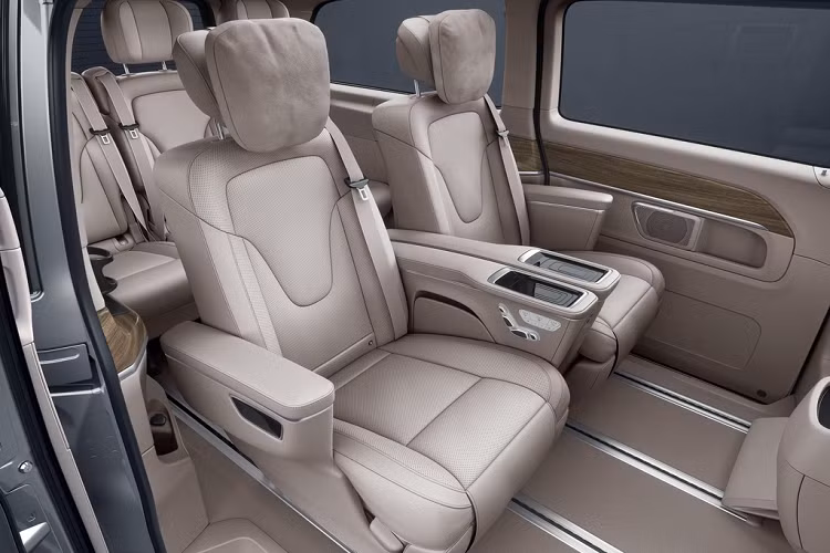 Mercedes-Benz V-Class 2021 sẽ được phân phối với 3 phiên bản Pilot, Exclusive và Luxury. Mức giá của chiếc minivan này chưa được tiết lộ. Tại Việt Nam, giá xe Mercedes-Benz V-Class đang bán ra với 2 phiên bản V 250 Luxury và V 250 AMG từ 2,58 tỷ đồng.