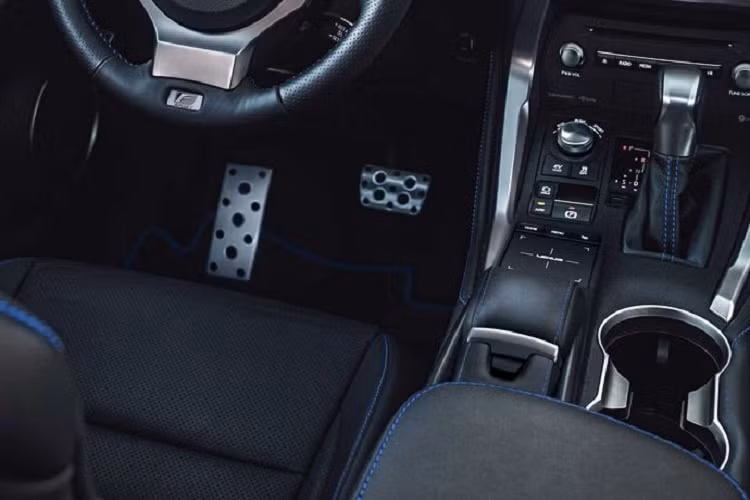 Tất nhiên chiếc xe mới cũng sở hữu tất cả các tính năng, trang bị cao cấp của NX cũng như gói F Sport, bao gồm hệ dẫn động 4 bánh toàn thời gian, mâm xe thiết kế mới, ghế sưởi và thông gió, đá chân mở cốp, hệ thống treo điều chỉnh chủ động...