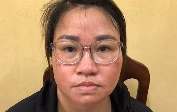 Bat nu quai gia danh bac si lua tien nguoi than benh nhan