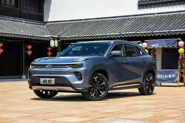 Chery là một thương hiệu chuyên bán những mẫu xe giá rẻ ở thị trường Trung Quốc, và có thực hiện sản xuất cả xe chạy xăng dầu truyền thống lẫn những mẫu xe chạy năng lượng mới theo đúng trào lưu. Trong số những mẫu xe chạy năng lượng mới đó, xe điện Chery Little Ant (eQ1) bé nhỏ sử dụng khung gầm điện thuần chủng LFS, đã chinh phục được nhiều người tiêu dùng với dáng vẻ phong cách, cân bằng về các mặt công suất, khả năng xử lý, và không gian thực dụng cho cấu hình 2/4 chỗ.