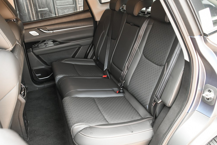 Hơn nữa, chiếc xe còn mang nhiều chi tiết thiết kế nhỏ mà tinh tế, ví dụ lưới tản nhiệt khép kín có mang họa tiết cối xay gió phát điện, qua đó thể hiện khái niệm bảo vệ môi trường của một chiếc xe thuần điện.