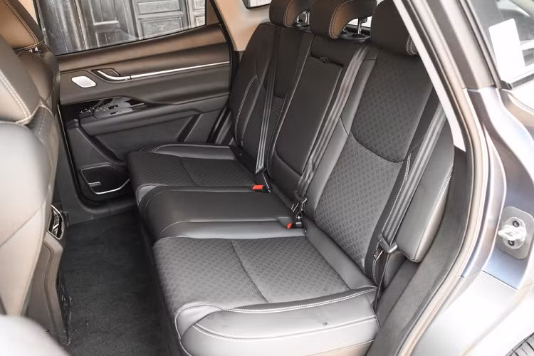 Hơn nữa, chiếc xe còn mang nhiều chi tiết thiết kế nhỏ mà tinh tế, ví dụ lưới tản nhiệt khép kín có mang họa tiết cối xay gió phát điện, qua đó thể hiện khái niệm bảo vệ môi trường của một chiếc xe thuần điện.