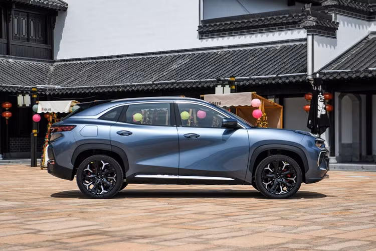 Bước vào trong xe, Chery Ant mang tới cho người dùng một cảm giác rộng rãi, công nghệ. Kỹ thuật phối hợp nhiều chất liệu khác nhau làm tăng cảm giác tinh vi của chiếc xe. Trên mặt táp lô xe là hệ thống hai màn hình nổi cỡ lớn, một dành cho bảng đồng hồ và một dành cho hệ thống thông tin giải trí.