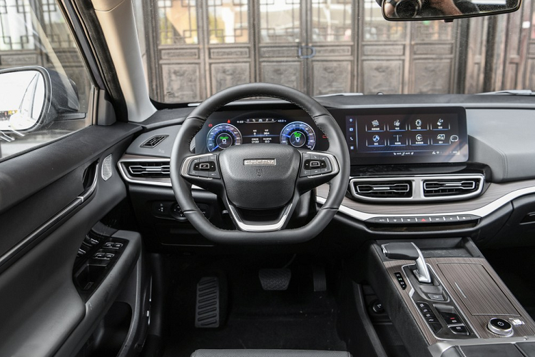 Theo nhà sản xuất, xe mới được định vị là một mẫu SUV cỡ vừa chạy điện thuần chủng. Giá xe Chery Ant điện dao động từ 149.800 – 189.800 nhân dân tệ (tương đương 511 – 648 triệu đồng). Cự li di chuyển theo chu trình NEDC của tất cả mọi bản xe đều là 510 km. Thêm vào đó, Chery Ant có trang bị nhiều tính năng hỗ trợ người lái hiện đại như phanh chủ động, giữ làn đường, kiểm soát hành trình thích nghi, và tự động đỗ.