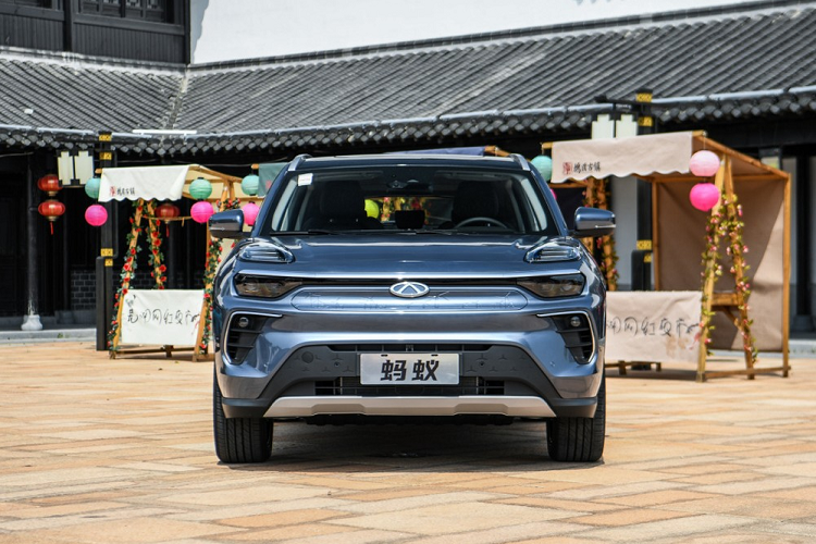 Cụm điều khiển trung tâm của xe có thiết kế thuận tiện cho người lái, và các chi tiết ốp gỗ làm nâng cao đẳng cấp. Về mặt công nghệ, chiếc xe có những tính năng hiện đại như nhận diện khuôn mặt Face ID trong “mili-giây”, nhận diện giọng nói thông minh iFLYTEK, điều khiển từ xa bằng điện thoại, và bộ biến tần độc quyền 220V nằm ngoài xe