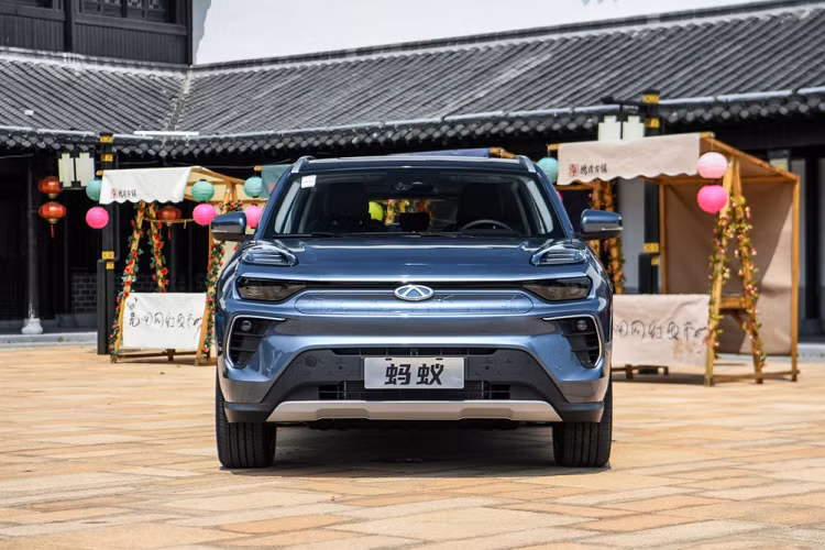 Cụm điều khiển trung tâm của xe có thiết kế thuận tiện cho người lái, và các chi tiết ốp gỗ làm nâng cao đẳng cấp. Về mặt công nghệ, chiếc xe có những tính năng hiện đại như nhận diện khuôn mặt Face ID trong “mili-giây”, nhận diện giọng nói thông minh iFLYTEK, điều khiển từ xa bằng điện thoại, và bộ biến tần độc quyền 220V nằm ngoài xe