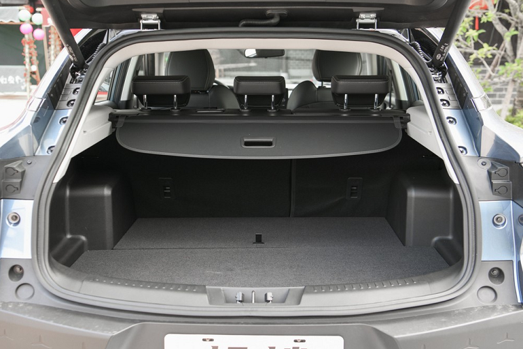 Kích thước cụ thể của Chery Ant là dài 4.630 mm, rộng 1.910 mm, cao 1.655 mm, và trục cơ sở 2.830 mm. Nhìn từ bên sườn, ta có thể thấy rằng xe mới có phần đầu và đuôi tính từ trục bánh ngắn hơn trước, qua đó giúp tối ưu hóa khoảng sáng gầm. Ở mặt phong cách, sườn xe có những đường nét uốn lượn lớn, và thiết kế đa đường cong và vòm bánh xe nâng cap cũng giúp tạo nên sức mạnh mà một chiếc SUV nên có.