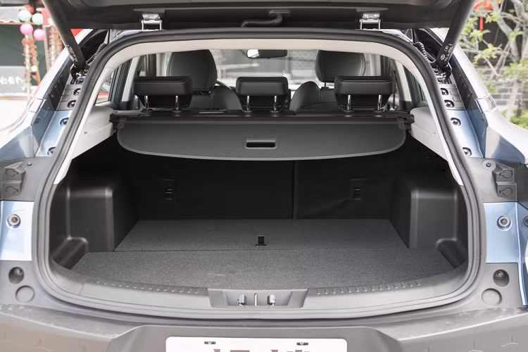 Kích thước cụ thể của Chery Ant là dài 4.630 mm, rộng 1.910 mm, cao 1.655 mm, và trục cơ sở 2.830 mm. Nhìn từ bên sườn, ta có thể thấy rằng xe mới có phần đầu và đuôi tính từ trục bánh ngắn hơn trước, qua đó giúp tối ưu hóa khoảng sáng gầm. Ở mặt phong cách, sườn xe có những đường nét uốn lượn lớn, và thiết kế đa đường cong và vòm bánh xe nâng cap cũng giúp tạo nên sức mạnh mà một chiếc SUV nên có.