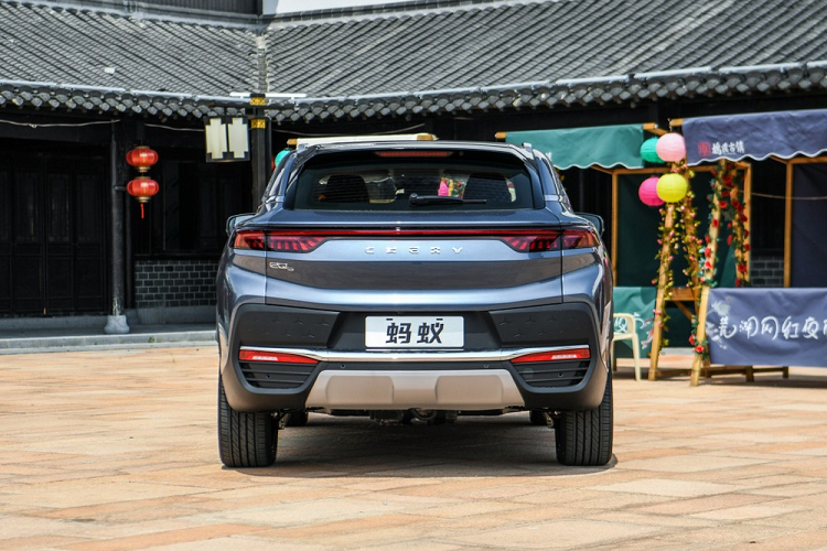 Cuối cùng là yếu tố công suất, Chery Ant áp dụng bố cục hê dẫn động cầu sau, trang bị một mô tơ điện sản sinh công suất tối đa 175 mã lực và 280 Nm mô-men xoắn cực đại. Xe có trang bị một cụm pin lithium-ion dung lượng 70,1 kWh, cung cấp cự li di chuyển 510 km. Theo kế hoạch sản xuất, Chery cũng sẽ cung cấp một phiên bản cự li dài hơn trong tương lai, và bổ sung thêm cả phiên bản dẫn động 2 cầu.