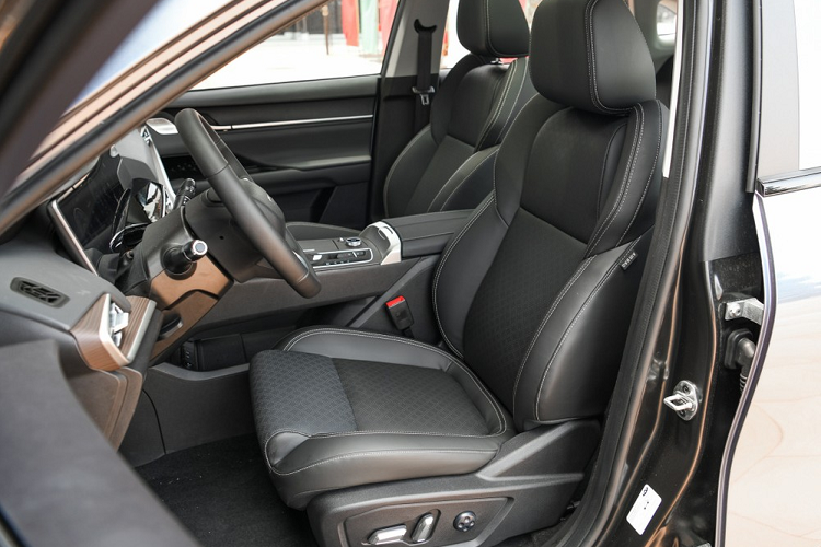 Ở khía cạnh hình thức, Chery Ant mang dáng vẻ táo bạo và tiên phong phá cách, và được thiết kế bởi Pininfarina của Ý. So sánh với những mẫu xe trước đây của thương hiệu, nó giống như một sản phẩm tới từ một thế kỷ mới. Hệ thống đèn pha tách rời hiện đang là một yếu tố thiết kế phổ biến, và kích thước của chúng tỏ ra hài hòa với tổng thể hiệu ứng hình ảnh của phía đầu xe. Trong khi đó, các hốc gió bố trí bao quanh hai bên tấm cản va bên dưới càng làm tăng sự dữ dằn của mặt trước.