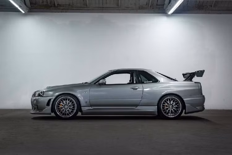 Tuy nhiên, niềm vui của người đàn ông này ngắn chẳng tày gang khi chiếc Nissan Skyline R34 độ bị Cơ quan phòng chống ma túy Hoa Kỳ (DEA) tịch thu. Chiếc xe sau đó được bán đấu giá cho một người đàn ông sống ở bang Texas, Mỹ. Hiện tại, chiếc xe này thuộc sở hữu của một công ty chuyên nhập khẩu ôtô Nhật Bản (JDM).