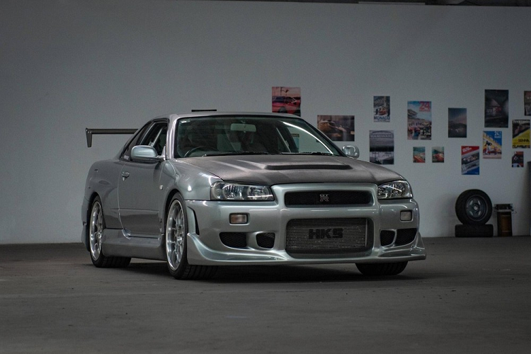Chiếc Nissan Skyline R34 từng thuộc sở hữu của Paul Walker thuộc phiên bản V-Spec và được sơn màu bạc Sonic Silver. Điều thú vị là nam diễn viên đã không giữ chiếc Nissan Skyline R34 lại để dùng trong thời gian dài mà quyết định bán đi rồi mua một chiếc V-Spec II màu trắng. 