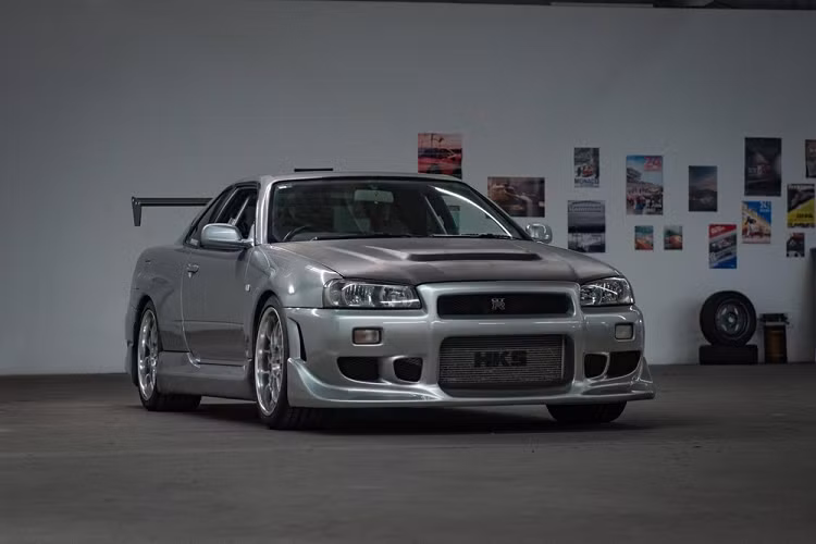 Chiếc Nissan Skyline R34 từng thuộc sở hữu của Paul Walker thuộc phiên bản V-Spec và được sơn màu bạc Sonic Silver. Điều thú vị là nam diễn viên đã không giữ chiếc Nissan Skyline R34 lại để dùng trong thời gian dài mà quyết định bán đi rồi mua một chiếc V-Spec II màu trắng. 