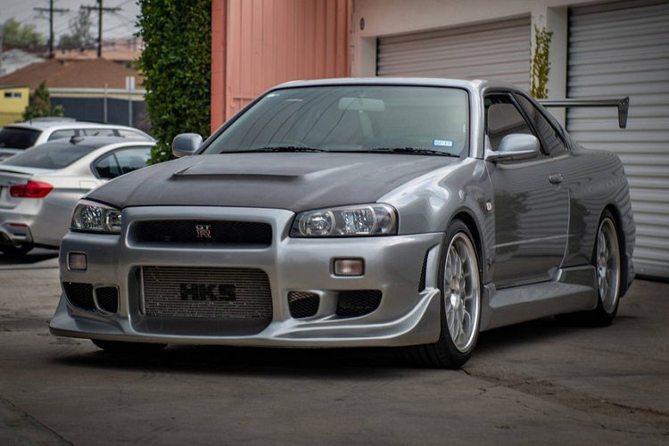 Vào thời đó, chỉ có một vài chiếc Nissan Skyline R34 được nhập khẩu hợp pháp vào nước Mỹ thông qua công ty có tên MotoRex. Công ty này thậm chí còn cho Paul Walker mượn một chiếc Nissan Skyline R34 để dùng thử. Chẳng bao lâu sau đó, nam tài tử này đã mê đắm dòng xe này và quyết định mua cho mình một chiếc Nissan Skyline R34.