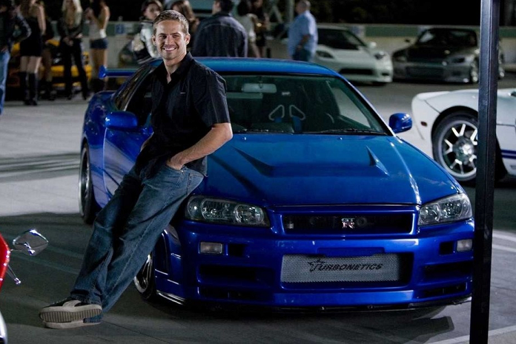 Nổi tiếng trên toàn thế giới nhờ vai diễn trong series phim "bom tấn" Fast and Furious, nam tài tử Paul Walker được rất nhiều người hâm mộ yêu mến. Tuy nhiên, vào năm 30/11/2013, anh đã không may tử vong trong một vụ tai nạn tốc độ cao, để lại thương tiếc cho người thân, bạn bè và người hâm mộ.