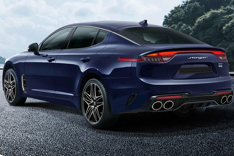 Bên trong khoang lái, Kia Stinger 2021 được trang bị màn hình giải trí kích thước 10.25 inch và hệ thống định vị dẫn đường hoàn toàn mới. Bảng táp-lô và ốp cửa có các đường chỉ thêu tương phản trong khi đó bảng điều khiển trung tâm có ốp bằng nhôm hoặc sợi carbon. Cùng với đó, khách hàng còn được trải nghiệm đèn chiếu sáng với khả năng tùy chỉnh 64 màu sắc, chấu dưới của vô lăng bằng kim loại và viền bảng đồng hồ 7 inch của xe được ốp crôm.