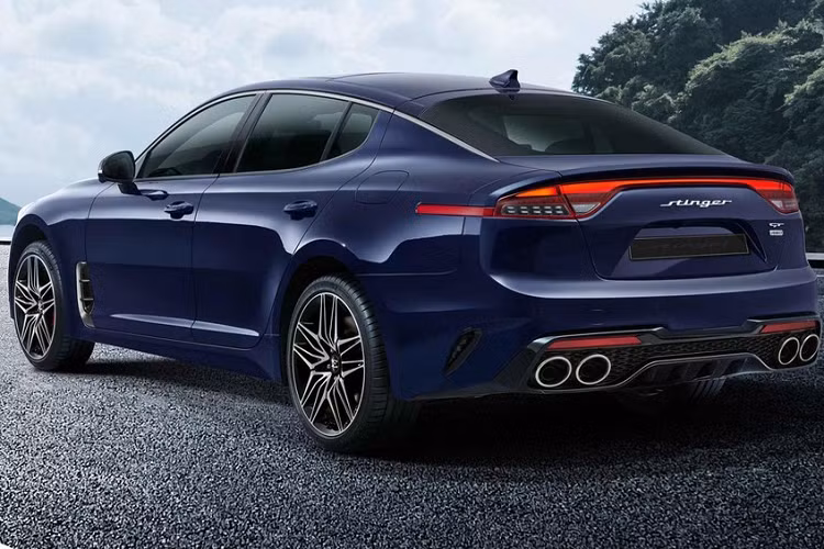 Bên trong khoang lái, Kia Stinger 2021 được trang bị màn hình giải trí kích thước 10.25 inch và hệ thống định vị dẫn đường hoàn toàn mới. Bảng táp-lô và ốp cửa có các đường chỉ thêu tương phản trong khi đó bảng điều khiển trung tâm có ốp bằng nhôm hoặc sợi carbon. Cùng với đó, khách hàng còn được trải nghiệm đèn chiếu sáng với khả năng tùy chỉnh 64 màu sắc, chấu dưới của vô lăng bằng kim loại và viền bảng đồng hồ 7 inch của xe được ốp crôm.