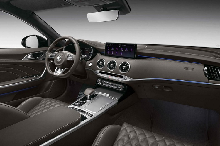 Thay đổi rõ ràng nhất ở diện mạo của xe thể thao Kia Stinger 2021 chính là cụm đèn hậu với thiết kế cụm đèn phanh hoàn toàn mới, được bổ sung thêm dải đèn LED kéo dài, nối liền hai bên đèn xe. Bên trong cụm đèn hậu là đèn xinhan được cấu thành bởi 10 bóng LED có tạo hình mô phỏng cờ ca rô đen trắng.