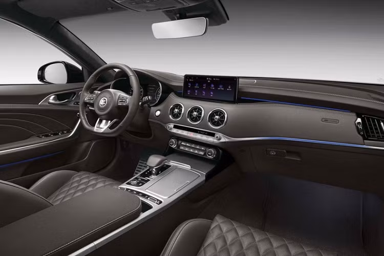 Thay đổi rõ ràng nhất ở diện mạo của xe thể thao Kia Stinger 2021 chính là cụm đèn hậu với thiết kế cụm đèn phanh hoàn toàn mới, được bổ sung thêm dải đèn LED kéo dài, nối liền hai bên đèn xe. Bên trong cụm đèn hậu là đèn xinhan được cấu thành bởi 10 bóng LED có tạo hình mô phỏng cờ ca rô đen trắng.