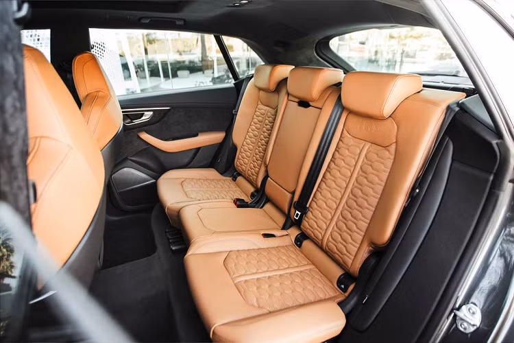 Danh sách option nội thất ngoài ra bao gồm màn hình hiển thị HUD, Hệ thống âm thanh cao cấp 3D Bang &amp; Olufsen với 23 loa và gói trang bị Luxury – bao gồm tấm trần Alcantara, rèm che nắng chỉnh điện cho cửa số phía sau và chất liệu bọc da Nappa trên bảng điều khiển trung tâm, tay nắm cửa hay bề mặt taplo. Giá xe Audi RS Q8 2020 từ 113.000 USD (tương đương khoảng 2,62 tỷ đồng).