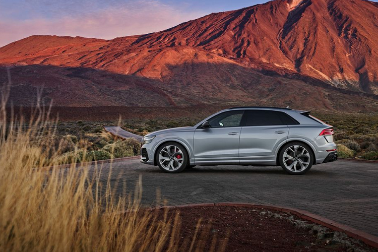 Động cơ này được kết nối với hộp số tự động 8 cấp, truyền sức mạnh tới hệ thống dẫn động bốn bánh Quattro với thiên hướng về trục bánh sau. Cấu hình này cho phép mẫu xe sang Audi RS Q8 tăng tốc từ 0 lên 96 km/h chỉ trong 3,7 giây, trước khi đạt tốc độ tối đa lên tới 205 km/h.