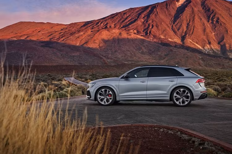 Động cơ này được kết nối với hộp số tự động 8 cấp, truyền sức mạnh tới hệ thống dẫn động bốn bánh Quattro với thiên hướng về trục bánh sau. Cấu hình này cho phép mẫu xe sang Audi RS Q8 tăng tốc từ 0 lên 96 km/h chỉ trong 3,7 giây, trước khi đạt tốc độ tối đa lên tới 205 km/h.