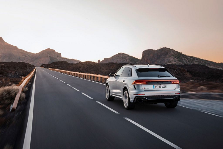 Về ngoại thất, mặt trước của RS Q8 được trau chuốt cầu kì với tấm lưới tản nhiệt dạng tổ ong và bộ lip trước bằng nhôm sáng bóng. Chiếc crossover ngoài ra cũng sở hữu một bộ cản sau hầm hố, các ống xả hình bầu dục và bộ mâm hợp kim 22 inch, bọc trong lốp chuyên dụng cho thời tiết mùa hè.