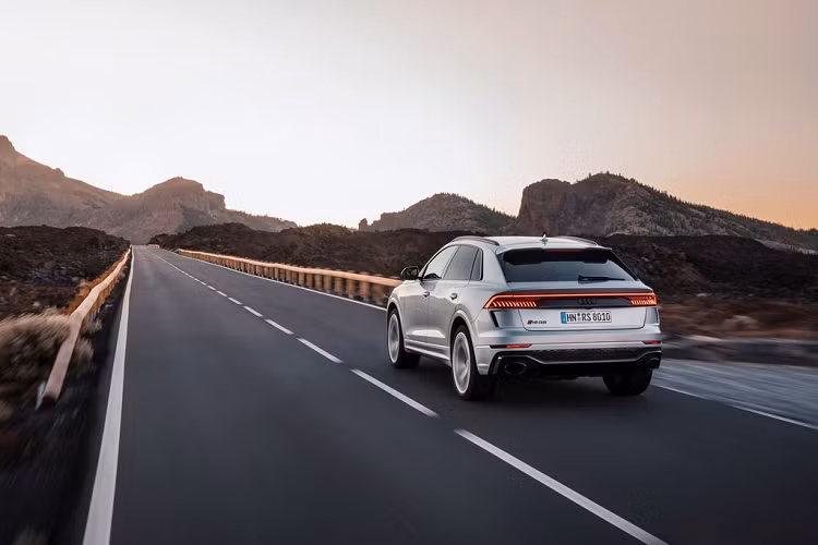 Về ngoại thất, mặt trước của RS Q8 được trau chuốt cầu kì với tấm lưới tản nhiệt dạng tổ ong và bộ lip trước bằng nhôm sáng bóng. Chiếc crossover ngoài ra cũng sở hữu một bộ cản sau hầm hố, các ống xả hình bầu dục và bộ mâm hợp kim 22 inch, bọc trong lốp chuyên dụng cho thời tiết mùa hè.