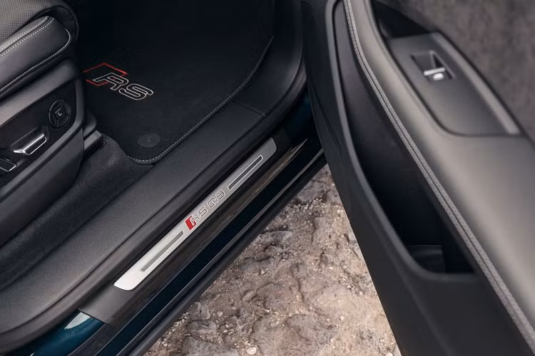 Người lái ngoài ra cũng sở hữu một cụm vô lăng thể thao với các lẫy chuyển số bằng nhôm, tích hợp chức năng sưởi và bộ ghế ngồi thể thao RS được bọc da Valcona.