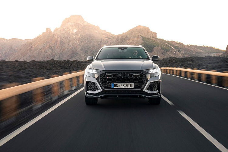 Chưa hết, chiếc crossover “bảnh bao” nhà Audi còn được trang bị hệ thống đánh lái cả 4 bánh, hệ thống ổn định thân xe chủ động và một bộ vi sai phía sau thể thao đến từ Quattro. Model này cũng xuất hiện với hệ thống treo khí nén thích ứng và bộ phanh gốm carbon tiêu chuẩn.