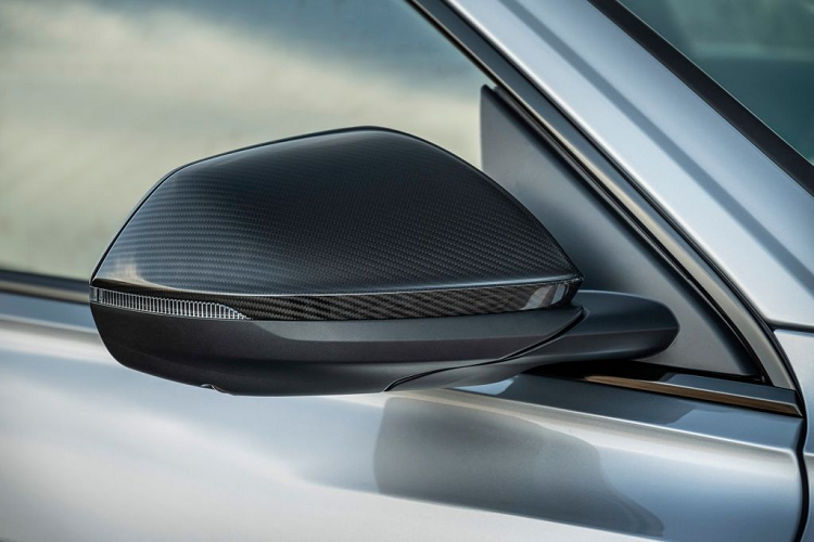 Khách hàng bên cạnh đó cũng có thể lựa chọn gói trang bị Carbon Optic với sự bổ sung đến từ các chi tiết bằng sợi carbon như viền lưới tản nhiệt, gương chiếu hậu, bộ chia gió phía trước hay bộ cản sau.