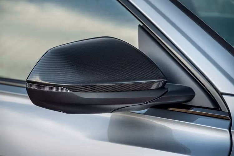 Khách hàng bên cạnh đó cũng có thể lựa chọn gói trang bị Carbon Optic với sự bổ sung đến từ các chi tiết bằng sợi carbon như viền lưới tản nhiệt, gương chiếu hậu, bộ chia gió phía trước hay bộ cản sau.