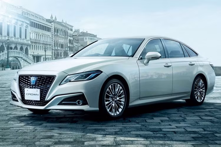 Với 3 tên gọi bao gồm Phiên bản Giới hạn, Thanh Lịch II và Thể thao, các biến thể này khác nhau về mặt trang bị trong khi sở hữu chung các lựa chọn động cơ. Đầu tiên, được phát triển dựa trên dòng RS, Toyota Crown thế hệ mới bản giới hạn xuất hiện riêng với bộ vành nhôm kích thước 18-inch sơn đen nam tính trong khi khoang nội thất được bọc da nhân tạo pha nỉ.