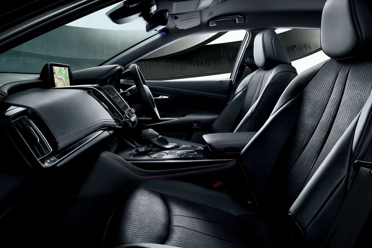 Khoang cabin trong khi đó cũng được thiết kế với sắc đen, tương phản bởi các đường chỉ đỏ trên ghế ngồi, taplo, khu vực điều khiển trung tâm, các thanh cửa cũng như thảm trải sàn. Ngoài chất liệu da pha nỉ tiêu chuẩn trên ghế ngồi và thanh cửa, khách hàng còn có thể nâng cấp chiếc Crown của mình với tùy chọn ghế da cao cấp.