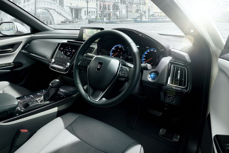 Bề mặt ghế trên xe sử dụng chất liệu da lộn pha da nhân tạo trong khi khu vực điều khiển trung tâm được ốp gỗ đen sang trọng. Ngoài ra, các trang bị an toàn và tiện nghi trên bản này vẫn được giữ nguyên như phiên bản Giới hạn.