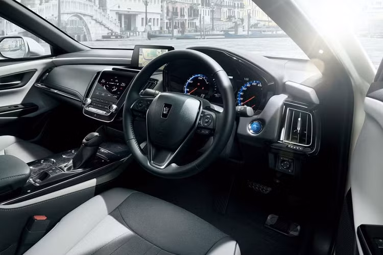 Bề mặt ghế trên xe sử dụng chất liệu da lộn pha da nhân tạo trong khi khu vực điều khiển trung tâm được ốp gỗ đen sang trọng. Ngoài ra, các trang bị an toàn và tiện nghi trên bản này vẫn được giữ nguyên như phiên bản Giới hạn.