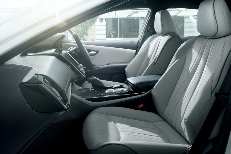 Từng được giới thiệu hồi năm ngoái, phiên bản Toyota Crown 2020 mới thể thao tạo sự khác biệt nhờ bộ mâm hợp kim chống ồn 18-inch sơn đen, cụm đèn pha và đèn hậu LED với hiệu ứng tối màu cũng như một loạt các chi tiết đen trên lưới tản nhiệt, đèn sương mù và tấm gắn biển số.