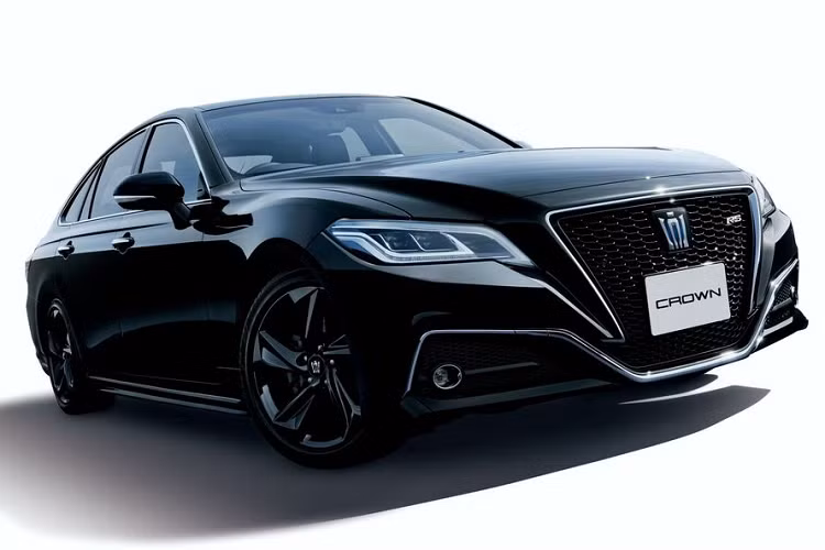 Cuối cùng, với phiên bản động cơ 2.0 lít 4 xy lanh tăng áp, giá xe Toyota Crown 2020 phiên bản giới hạn có mức giá bán 5.169.000 yên Nhật (1,14 tỷ đồng) trong khi hai bản còn lại có chung mức giá 5.063.000 yên (tương đương 1,11 tỷ đồng).