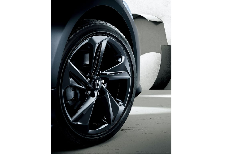 Sang tới phiên bản Thanh lịch II của Crown, chiếc sedan Nhật Bản đi kèm với bộ mâm giảm thanh hợp kim 18-inch và các tay nắm cửa mạ crom. Bên trong khoang cabin, khách hàng sẽ có 3 lựa chọn màu bao gồm đen, xám sáng và vàng.