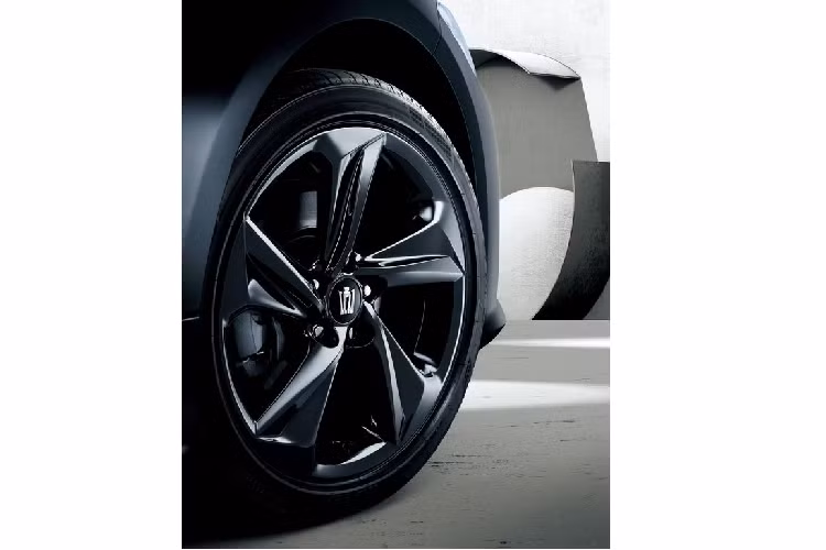 Sang tới phiên bản Thanh lịch II của Crown, chiếc sedan Nhật Bản đi kèm với bộ mâm giảm thanh hợp kim 18-inch và các tay nắm cửa mạ crom. Bên trong khoang cabin, khách hàng sẽ có 3 lựa chọn màu bao gồm đen, xám sáng và vàng.