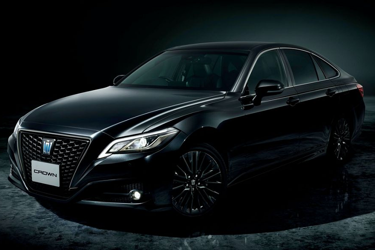 Như đã đề cập, cả 3 phiên bản đặc biệt của Toyota Crown sẽ đều được cung cấp với cùng danh sách lựa chọn động cơ. Ở dạng tiêu chuẩn, chiếc xe được trang bị khối máy xăng 4 xy lanh 2.0 lít tăng áp, cho ra công suất cực đại 241 mã lực và mô-men xoắn tối đa 350 Nm, kết hợp cùng hệ dẫn động cầu sau và hộp số tự động 8 cấp.