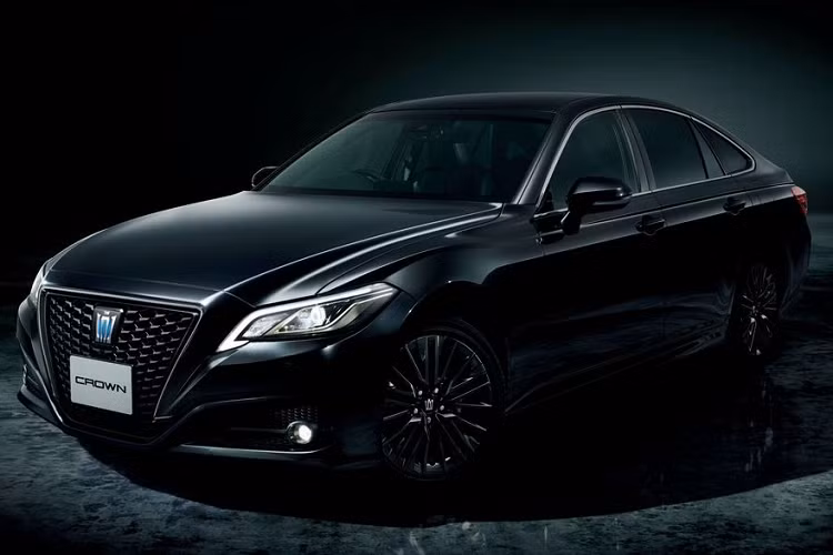 Như đã đề cập, cả 3 phiên bản đặc biệt của Toyota Crown sẽ đều được cung cấp với cùng danh sách lựa chọn động cơ. Ở dạng tiêu chuẩn, chiếc xe được trang bị khối máy xăng 4 xy lanh 2.0 lít tăng áp, cho ra công suất cực đại 241 mã lực và mô-men xoắn tối đa 350 Nm, kết hợp cùng hệ dẫn động cầu sau và hộp số tự động 8 cấp.