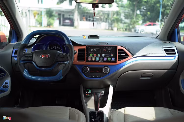 Những thay đổi lớn nhất trong nội thất nằm ở táp-lô xe. Khu vực bảng điều khiển trung tâm được phối màu cam/xanh dương lạ mắt.