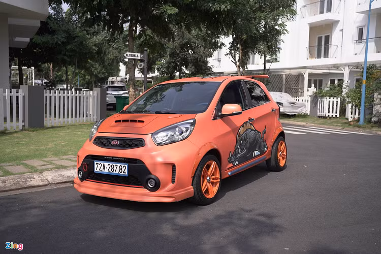 Với độ phổ biến sẵn có, mẫu xe Kia Morning giá rẻ được nhiều người chơi lựa chọn để độ. Chiếc Kia Morning trong bài viết gần như đã thay đổi hoàn toàn diện mạo, với những nâng cấp đến từ cả ngoại thất và nội thất. 