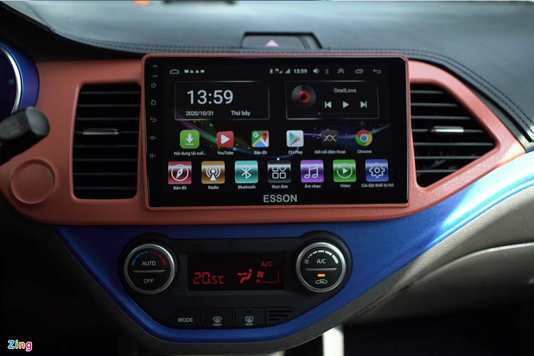 Màn hình giải trí cũng được nâng cấp với kích cỡ lớn hơn, dùng hệ điều hành Android. Xe đã được phủ gầm, làm cách âm và dán phim cách nhiệt, đồng thời có thêm thanh giằng khoang máy.