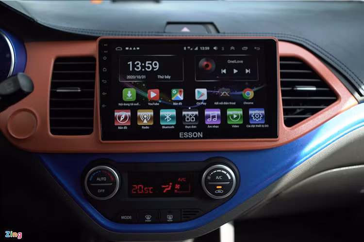 Màn hình giải trí cũng được nâng cấp với kích cỡ lớn hơn, dùng hệ điều hành Android. Xe đã được phủ gầm, làm cách âm và dán phim cách nhiệt, đồng thời có thêm thanh giằng khoang máy.