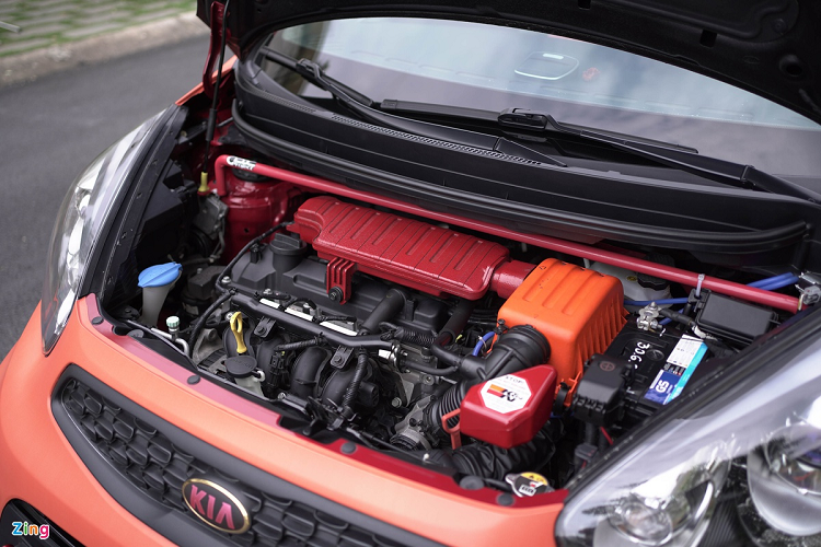 Anh Bùi Tiến Duy, chủ nhân chiếc Kia Morning Si đời 2018, cho biết anh mất khoảng một năm để hoàn thiện bản độ này. Các linh kiện một phần được mua ở Việt Nam, một phần nhập từ nước ngoài về. Tổng giá trị khoảng 150 triệu đồng. 